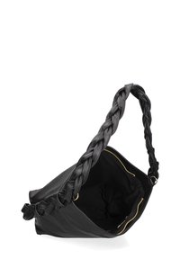 Zwarte leren tote bag met een gevlochten schouderband. De binnenkant is gevoerd en heeft een gouden rits. Zachte textuur met een slappe vorm.