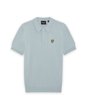 Jasnoniebieska dwukolorowa koszulka polo z krótkim rękawem, w prążki na kołnierzyku i mankietach, z zapięciem na jeden guzik oraz małym żółto-czarnym logo ptaka na piersi.