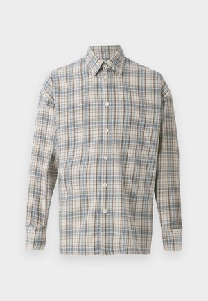 Hosszú ujjú gombos ing kék és bézs kockás mintával, klasszikus gallérral és egyetlen mellzsebbel, fehér háttéren.