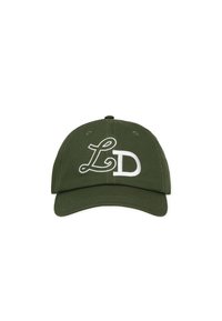 Kaki cepure ar izliekto malu, kas rotāta ar lielu baltu izš�ūtu "LD" logotipu. Izgatavota no teksturēta kokvilnas materiāla. Regulējams siksniņas aizmugurē.
