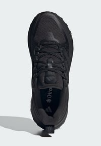 Schwarze Sport Schuhe mit einem texturierten Mesh-Obermaterial, verstärkten Überzügen, flachen Schnürsenkeln und einer gepolsterten Sohle. Mit einem "Ortholite"-Logo.