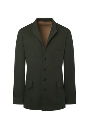 Chaqueta verde oscuro de tejido suave, con solapa muestrada, seis botones, un bolsillo en el pecho y dos bolsillos frontales tipo parche.