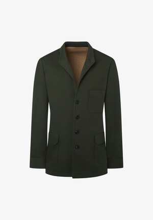 Chaqueta verde oscuro de tejido suave, con solapa muestrada, seis botones, un bolsillo en el pecho y dos bolsillos frontales tipo parche.