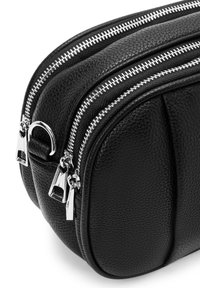 Bolso de cuero negro con acabado texturizado, que presenta dos cremalleras plateadas y acentos de hardware metálico. Forma compacta y redondeada con detalles de costura.