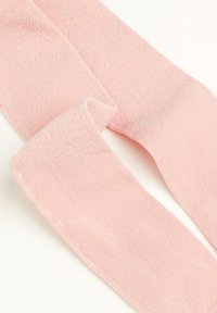 Lyserød strikket tørklæde med en blød tekstur og en subtil glitrende effekt i stoffet. Det er langt og rektangulært i formen.