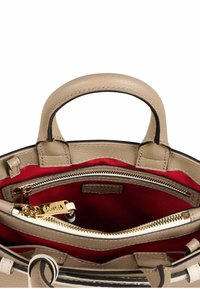 Sac à main en cuir tan avec un intérieur rouge, doté de poignées doubles, de poches zippées et d'accents en acier doré.
