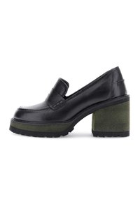 Mocassino in pelle nera con tacco spesso in verde oliva e suola in gomma con tasselli, in profilo laterale su sfondo bianco.