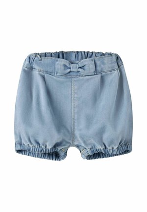 Jasnoniebieskie dziecięce szorty dżinsowe z elastycznym pasem i otworami na nogi, z małą tkaninową kokardką z przodu na środku.