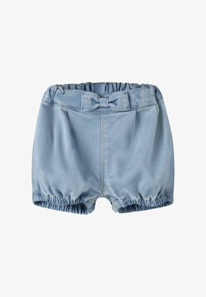 Short en jean bleu clair pour bébé avec ceinture et ouvertures de jambes élastiques, avec un petit nœud en tissu au centre devant.