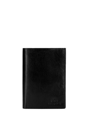 Czarny skórzany portfel dwuczęściowy z teksturowaną powierzchnią i tłoczonym logo marki w dolnym prawym rogu, oddzielony na białym tle.