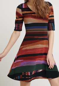 Abito al ginocchio con scollatura a V, maniche corte, caratterizzato da strisce orizzontali multicolori, vita aderente e gonna svasata.