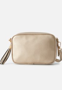 Borsa a tracolla in ecopelle dorata con texture, chiusura con zip, forma rettangolare e un accento decorativo a forma di nappina. Include una tracolla regolabile.