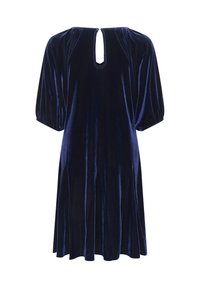 Rochie din catifea bleu marin, cu mâneci scurte tip puff, detaliu de gât în formă de cheie la spate și fustă evazată cu cusături verticale pentru un plus de formă.