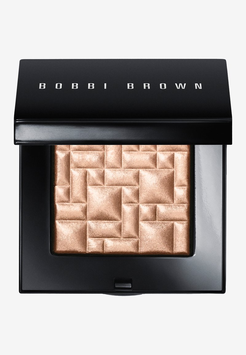 Highlighter Bobbi Brown dans un compact noir. Surface dorée texturée avec un motif géométrique. Fermeture à l'avant avec une finition élégante.