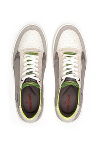 Zapatillas grises y beige con puntera blanca perforada, cordones negro y verde neón, y parte superior texturizada. Logotipo destacado en las plantillas.