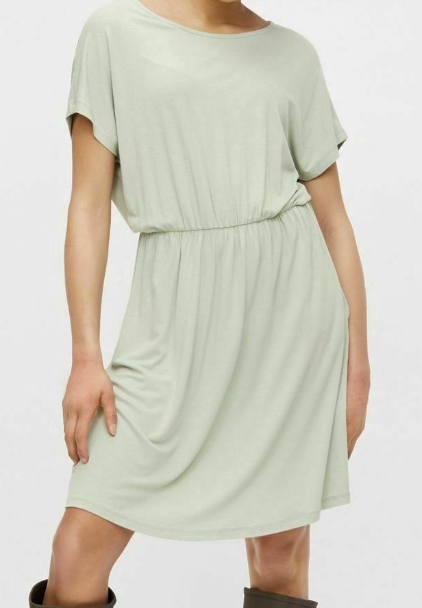 Světle zelené šaty s krátkým rukávem a volným střihem. Pas stažený gumičkou, měkká látka, délka po kolena, minimalistický design, bez viditelných vzorů.