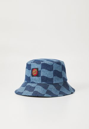 Bob en denim bleu avec motif à carreaux ondulé et un patch logo Santa Cruz rouge et jaune à l'avant.