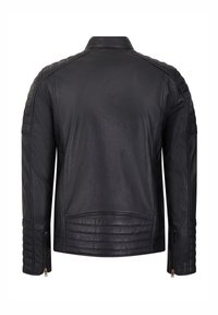 Chaqueta de motocicleta de cuero negro con detalles acanalados en los hombros y las mangas, puños con cremallera y un acabado suave y texturizado.