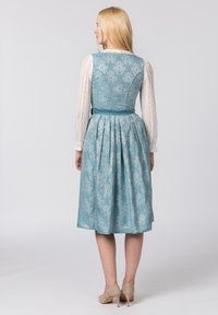 Hellblaues Dirndlkleid mit floralem Muster, das einen figurbetonten Oberteil und einen plissierten Rock aufweist. Spitzeneinsätze an den Ärmeln ergänzen das Design.