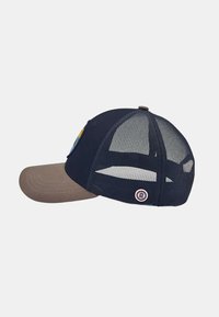 Casquette bleu marine et marron avec un dos en mesh, visière incurvée et patch logé brodé sur le côté. Dispose d'un design structuré pour un ajustement confortable.