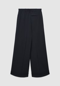 Schwarze weit geschnittene Hose mit elastischem Bund und einer aufgesetzten Gesäßtasche, umgeschlagenen Säumen, auf einem schlichten Hintergrund präsentiert.