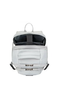 Sac à dos en tissu blanc avec fermeture éclair, bretelles ajustables, poche avant et doublure intérieure grise. Dispose d'une poignée supérieure pour le transport.
