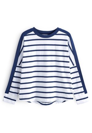 Chemise blanche à manches longues avec des rayures horizontales bleu marine et des panneaux unis bleu marine le long des manches et du col.
