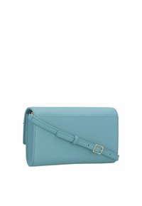 Hellblaues Leder-Umhängetasche mit strukturierter Oberfläche, abnehmbarem Riemen und einem goldfarbenen Verschluss. Kompakte rechteckige Form.