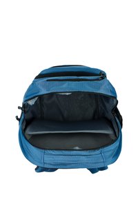 Modrý batoh s texturovaným povrchem, hlavní přihrádkou na zip, šedým polstrovaným interiérem a oddělenou polstrovanou částí pro zařízení.