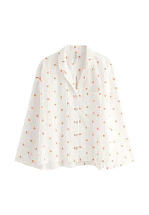 Biała koszula z długim rękawem, zapinana na guziki, z małymi pomarańczowymi wzorami owoców i kieszenią na piersi, przedstawiona na jednolitym białym tle.