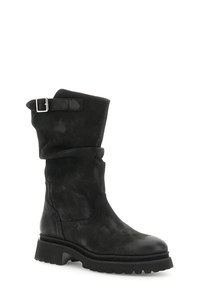 Musta nahkainen puolivartinen saapas teksturoidulla pinnalla, jossa on hopea solkiyksityiskohta, rennon muotoilu ja paksu kumipohja.