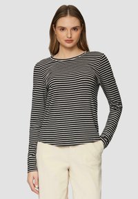 Gestreiftes Langarmshirt in Schwarz und Weiß mit rundem Ausschnitt und enganliegenden Ärmeln, aus einem weichen, leichten Stoff. Ideal zum Layering.