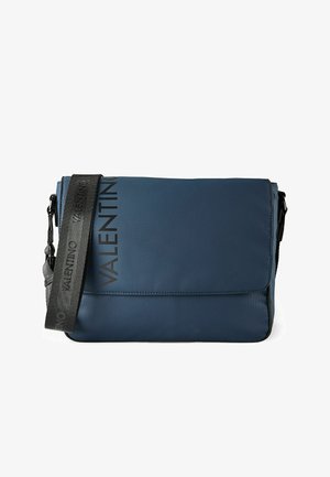 Sac besace bleu marine en tissu texturé, doté d'un rabat de fermeture et d'une sangle grise avec "VALENTINO" imprimé en noir.