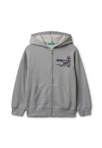 Felpa grigia con zip, cappuccio, due tasche frontali e logo ricamato "BENETTON DEPT. SINCE 1965". Texture morbida e design casual.