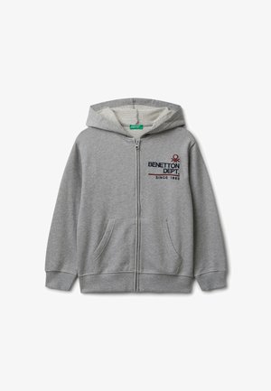 Felpa grigia con zip, cappuccio, due tasche frontali e logo ricamato "BENETTON DEPT. SINCE 1965". Texture morbida e design casual.