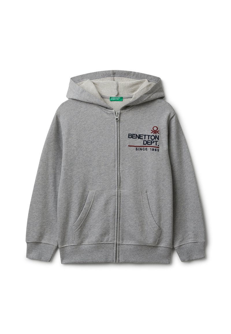 Felpa grigia con zip, cappuccio, due tasche frontali e logo ricamato "BENETTON DEPT. SINCE 1965". Texture morbida e design casual.
