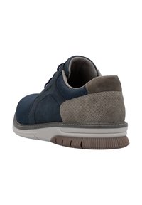 Baskets pour hommes avec une tige en mesh et en daim bleu marine, talon texturé gris, col rembourré et semelle en caoutchouc blanc avec un profil de couleur marron.