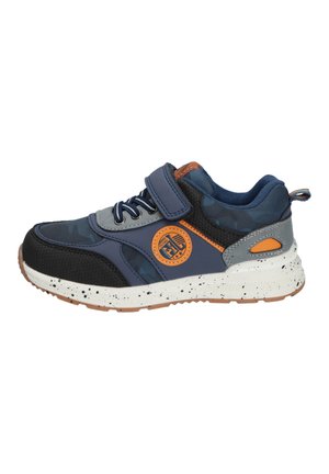 Niebiesko-czarny dziecięcy sneaker z pomarańczowymi akcentami, paskiem na rzep, sznurowadłami, wzorzystą wyściółką i białą, cętkowaną podeszwą na białym tle.