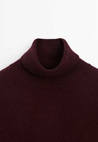 Dunkelburgunderfarbener Strickrollkragenpullover mit geripptem Kragen und Schulternähten auf einem weißen Hintergrund.