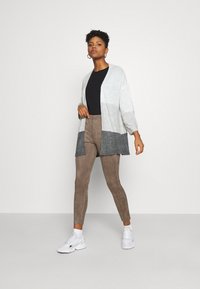 JDY JDYELANORA STRIPE  - Casaco de malha - dark grey melange