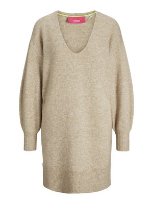 Suéter beige de gran tamaño con cuello en V, mangas largas y ajustadas, ribete acanalado y textura sutil. La etiqueta presenta una etiqueta rosa con "JJXX."