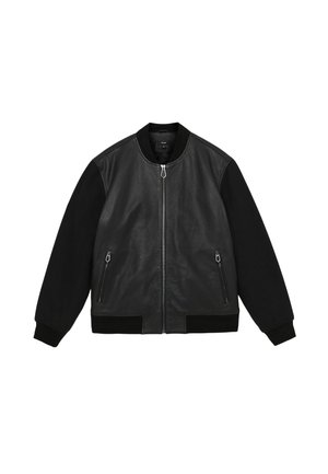 Zwarte bomberjack met lederachtige voorzijde, effen zwarte mouwen, ritssluiting aan de voorkant en ritszakken aan de zijkant.