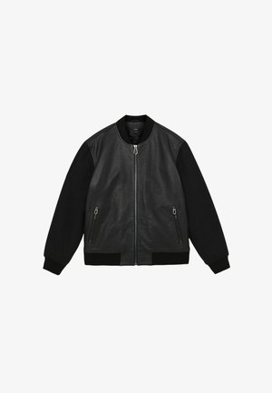 Veste bomber noire avec panneau avant en texture cuir, manches noires unies, fermeture éclair à l'avant et poches latérales zippées.