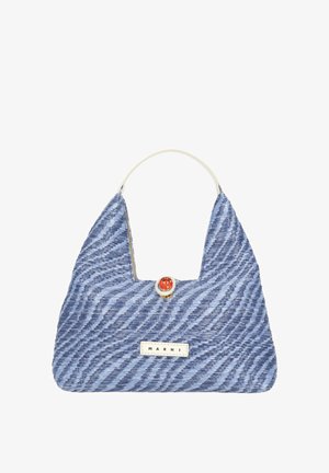 Borsa intrecciata con motivo blu e bianco a forma triangolare, con un manico singolo bianco, etichetta Marni e chiusura decorativa rotonda arancione.