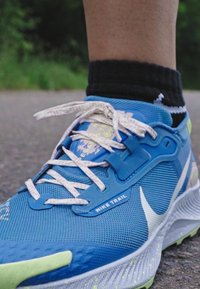 Nike Performance PEGASUS TRAIL 3 GTX - Sapatilhas de trail running - medium blue/coconut milk/sanddrift/football grey/light lemon twist