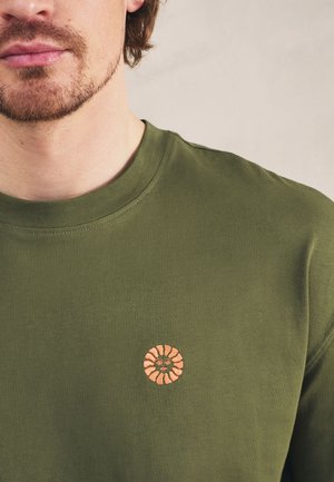 Next, REGULAR FIT - GRAPHIC SLEEVE SET 2 PACK - Nattøj sæt - green/orange