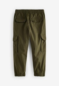 Pantalons cargo vert olive avec une taille élastique, deux poches cargo sur les côtés et deux poches plaquées à l'arrière ; chevilles fuselées.