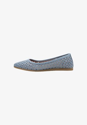 Zapato plano azul claro perforado con punta puntiaguda y suela marrón claro, visto de lado sobre un fondo blanco.