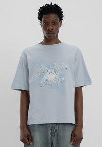 LOW LIGHTS STUDIOS® CHROMATIC - T-shirts med print - sky blue