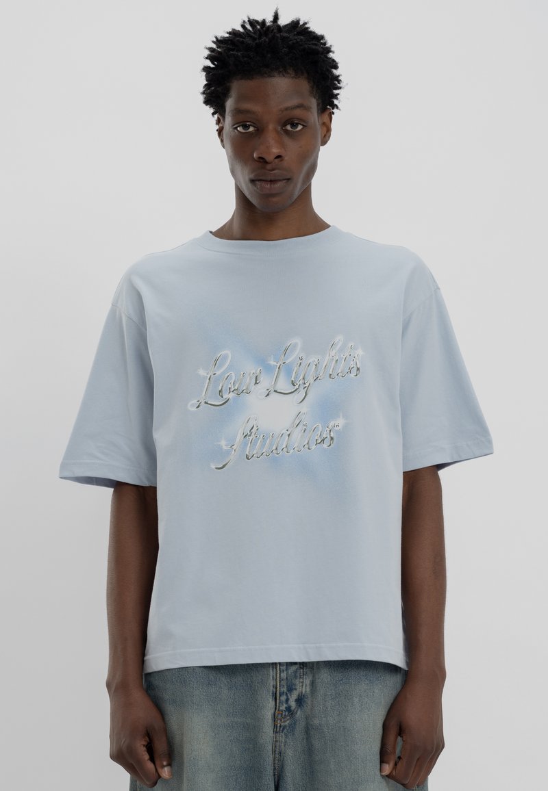 LOW LIGHTS STUDIOS® CHROMATIC - T-shirts med print - sky blue
